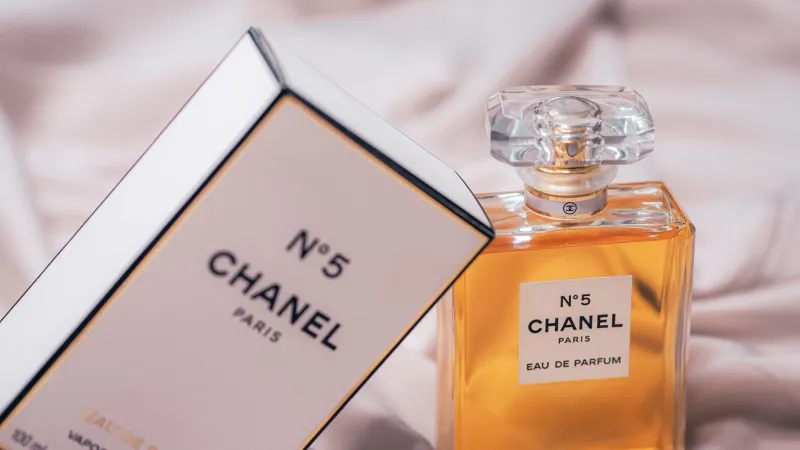 L'invisible qui vous précède : l'art parisien de choisir son parfum comme une seconde peau