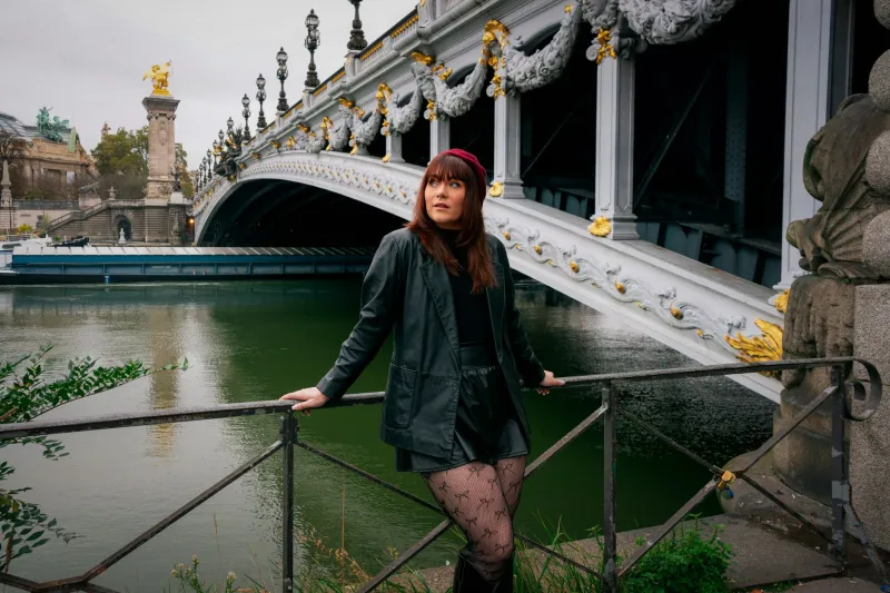De la réunion au dîner : l'art parisien de métamorphoser sa tenue sans en changer