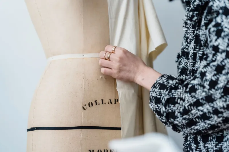 L'éloquence du murmure : quand les grands couturiers parisiens font de la retenue leur plus haute déclaration