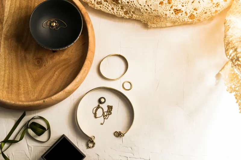 La grammaire secrète des bijoux : ce que porte la Parisienne sans jamais le dire
