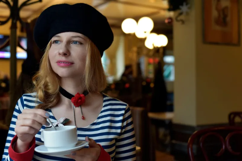 L'art de la pause : comment la Parisienne fait du café un théâtre de la présence