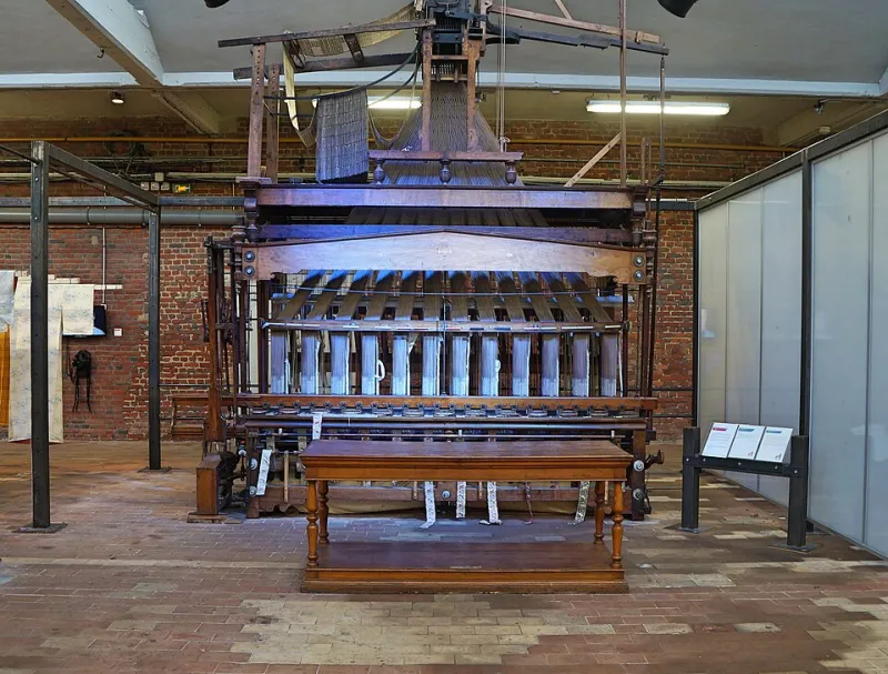 Le retour des étoffes oubliées : quand les créateurs français redonnent vie au patrimoine textile